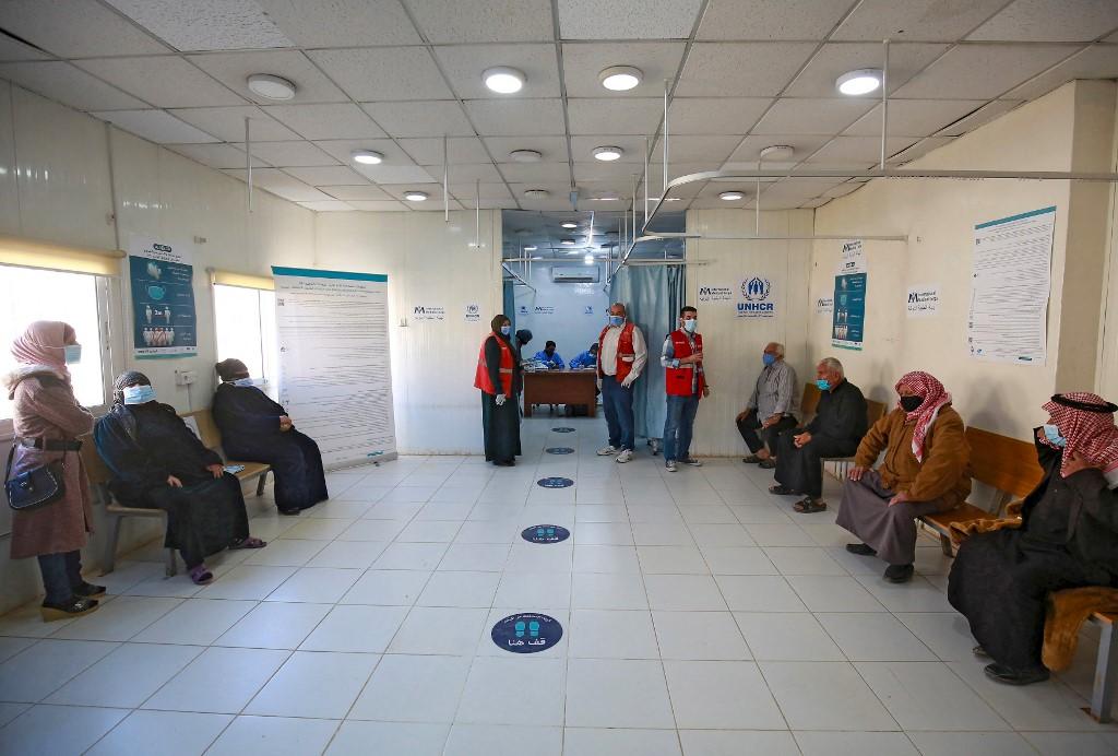 Des réfugiés syriens attendent d'être vaccinés dans le camp de Zaatari en Jordanie. [AFP - Khalil Mazraawi]