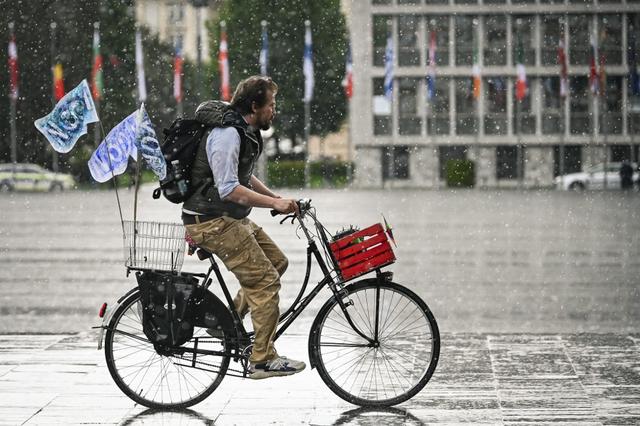 Les manifestants tournent  en vélos dans les rues de la petite capitale slovène. [AFP - Jure Makovec]