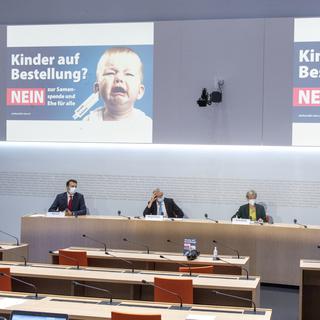 Le comité des opposants au Mariage pour toutes et tous, au moment de lancer sa campagne, le 27 août 2021 à Berne. [Keystone - Marcel Bieri]