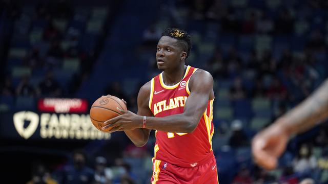 Clint Capela et les Hawks enchaînent les défaites. [AP Photo/Gerald Herbert]