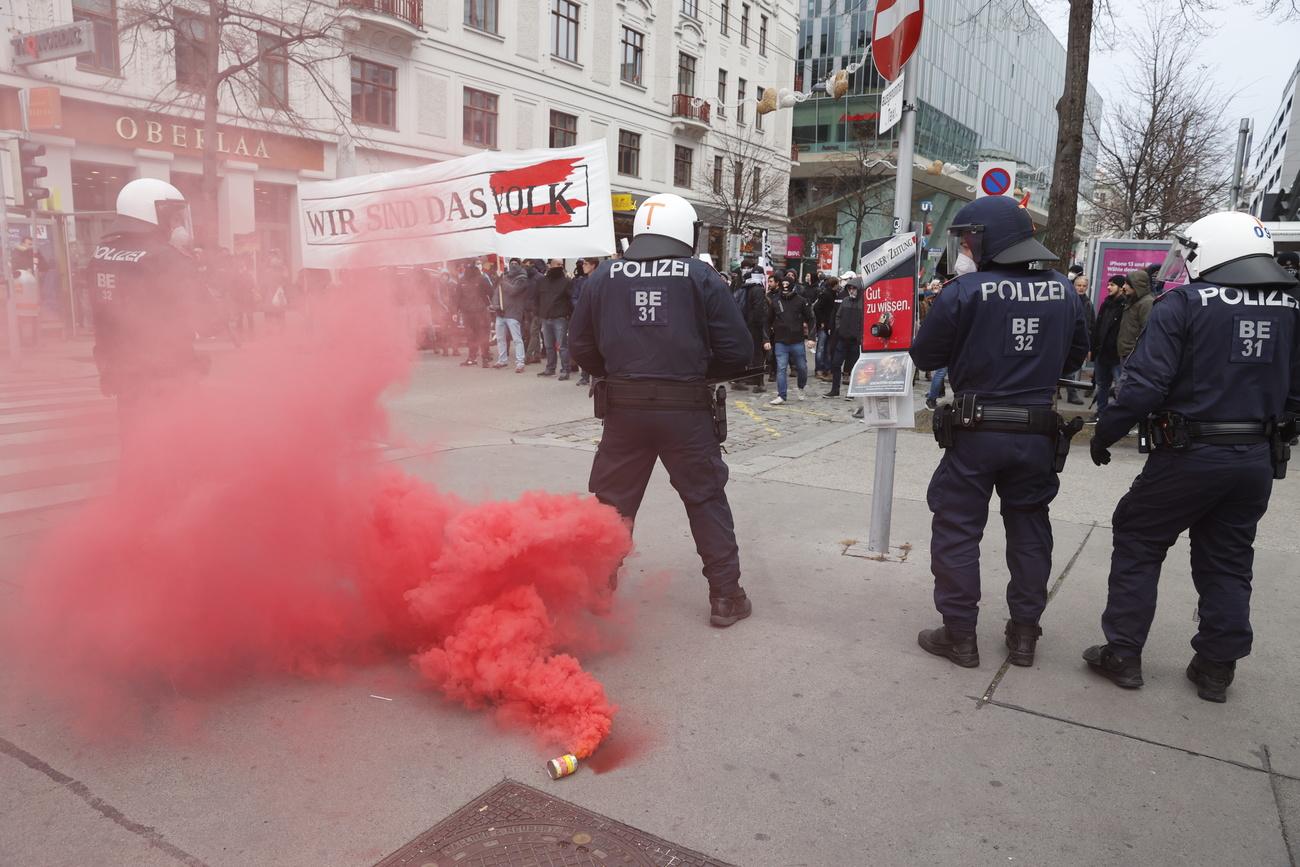 La police a recensé "plus de 40'000" personnes manifestant à Vienne le 4 décembre 2021. [Keystone/apa - Florian Wieser]