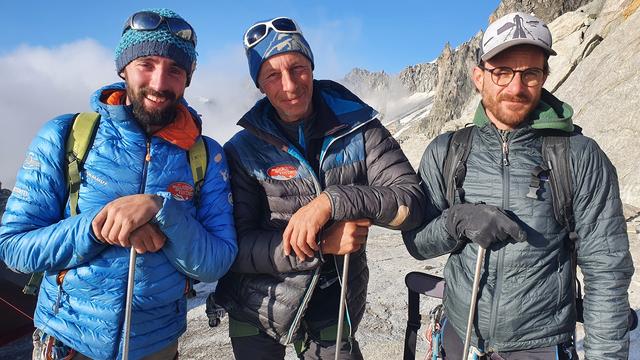 Le trio au complet. Ils se sont donnés des surnoms: le guide, le clown et le docteur. Justin Marquis, guide de montagne, Jeff Osenda, aussi guide mais avant tout un sacré clown, et Eric May, docteur en géologie… Au top le trio! [RTS - Maya Chollet]