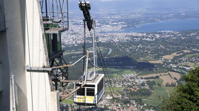 La cabine du téléphérique du Salève photographiée avec la ville de Genève et le lac Léman en arrière-plan le vendredi 27 août 2021. [Keystone - Salvatore Di Nolfi]