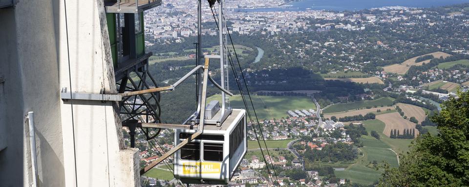 La cabine du téléphérique du Salève photographiée avec la ville de Genève et le lac Léman en arrière-plan le vendredi 27 août 2021. [Keystone - Salvatore Di Nolfi]