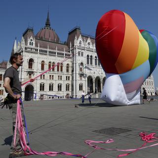 Des activistes pro-LGBT+ devant le parlement hongrois à Budapest, 08.07.2021. [AP/Keystone - Laszlo Balogh]