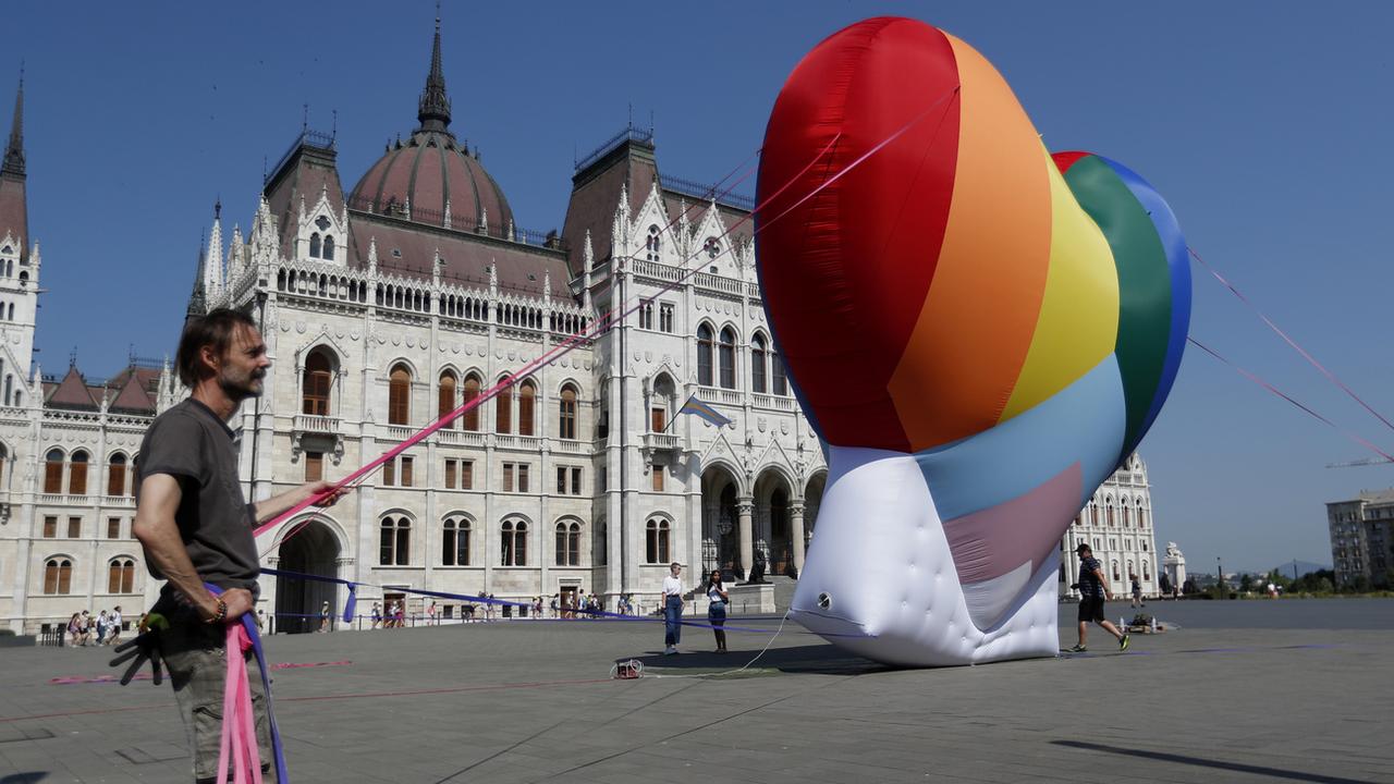 Des activistes pro-LGBT+ devant le parlement hongrois à Budapest, 08.07.2021. [AP/Keystone - Laszlo Balogh]