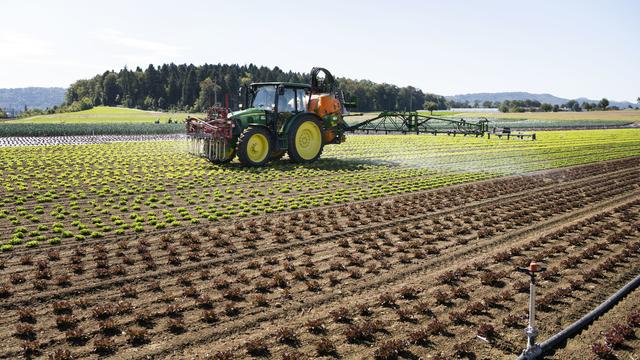Epandange de pesticides dans un champ à Birmenstorf en septembre 2019. [Keystone - Christian Beutler]