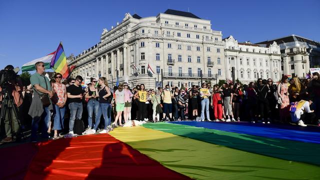 Des personnes manifestent devant le parlement hongrois le 14 juin 2021 et appellent à rejeter le texte interdisant la "promotion" de l'homosexualité auprès des mineurs. [KEYSTONE - Szilard Koszticsak / AP]