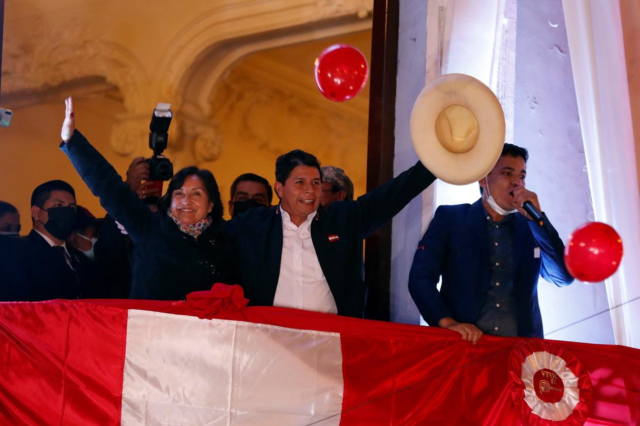 Pedro Castillo célèbre sa victoire à Lima, le 19 juillet 2021. [EPA/Keystone - Paolo Aguilar]
