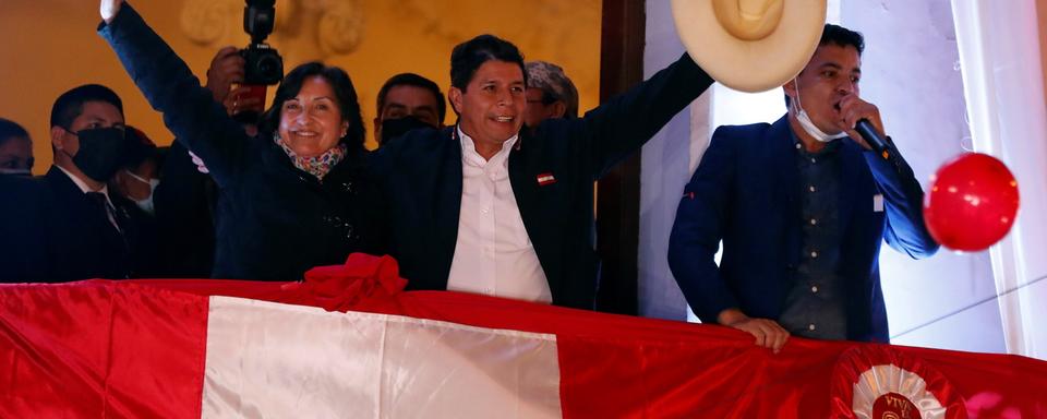 Pedro Castillo célèbre sa victoire à Lima, le 19 juillet 2021. [EPA/Keystone - Paolo Aguilar]