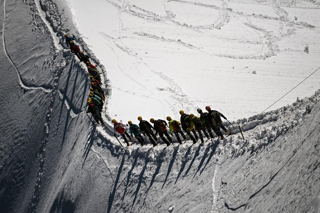 Les premiers participants à la cordée géante rejoignent le haut de la Vallée Blanche depuis l'Aiguille du Midi. [AFP - Olivier Chassignole]