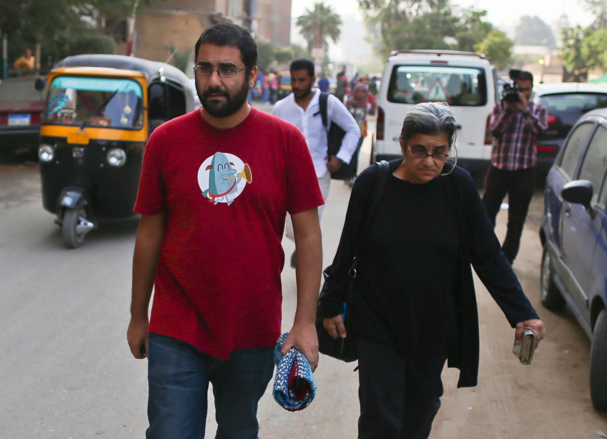 Leila Soueif et son fils Alaa Abdel Fattah au Caire en 2014. [AFP - MOHAMED EL-SHAHED]