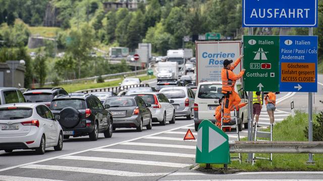 Un bouchon sur la route du Gothard. [Keystone - Urs Flueeler]