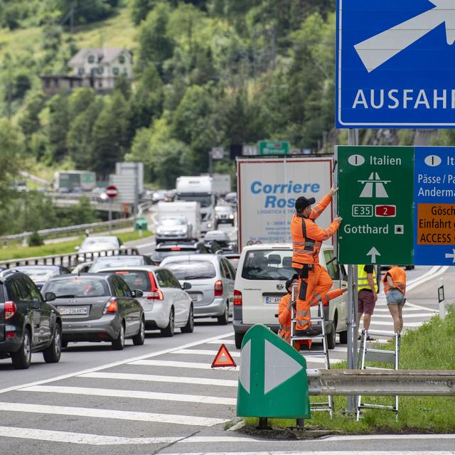 Un bouchon sur la route du Gothard. [Keystone - Urs Flueeler]