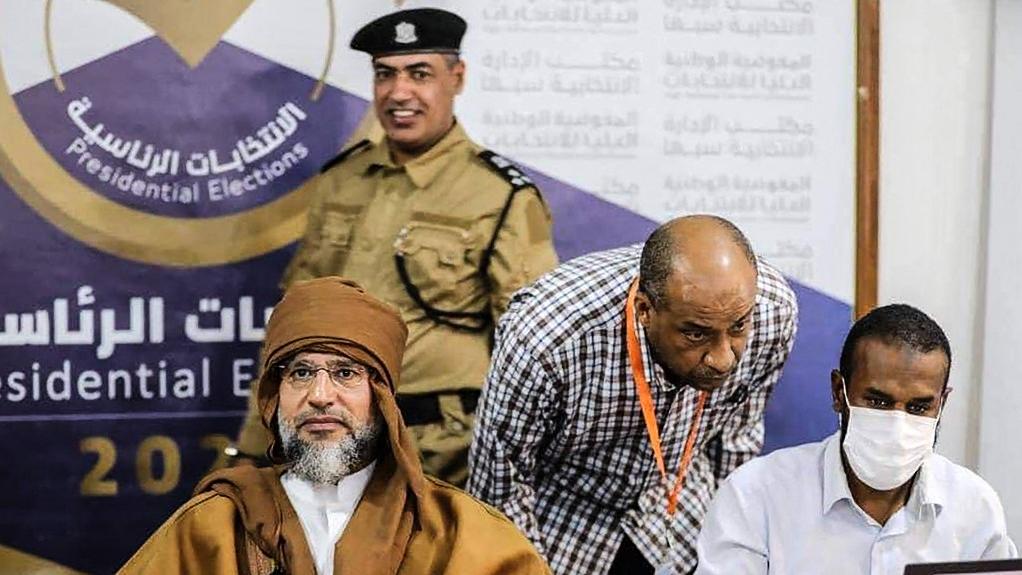 Turban noué sur la tête comme le faisait son père, Seif Al-Islam Kadhafi s'est présenté à la commission électorale à Sebha. [AFP - STRINGER/libyan High National Electoral Comission FB Page]
