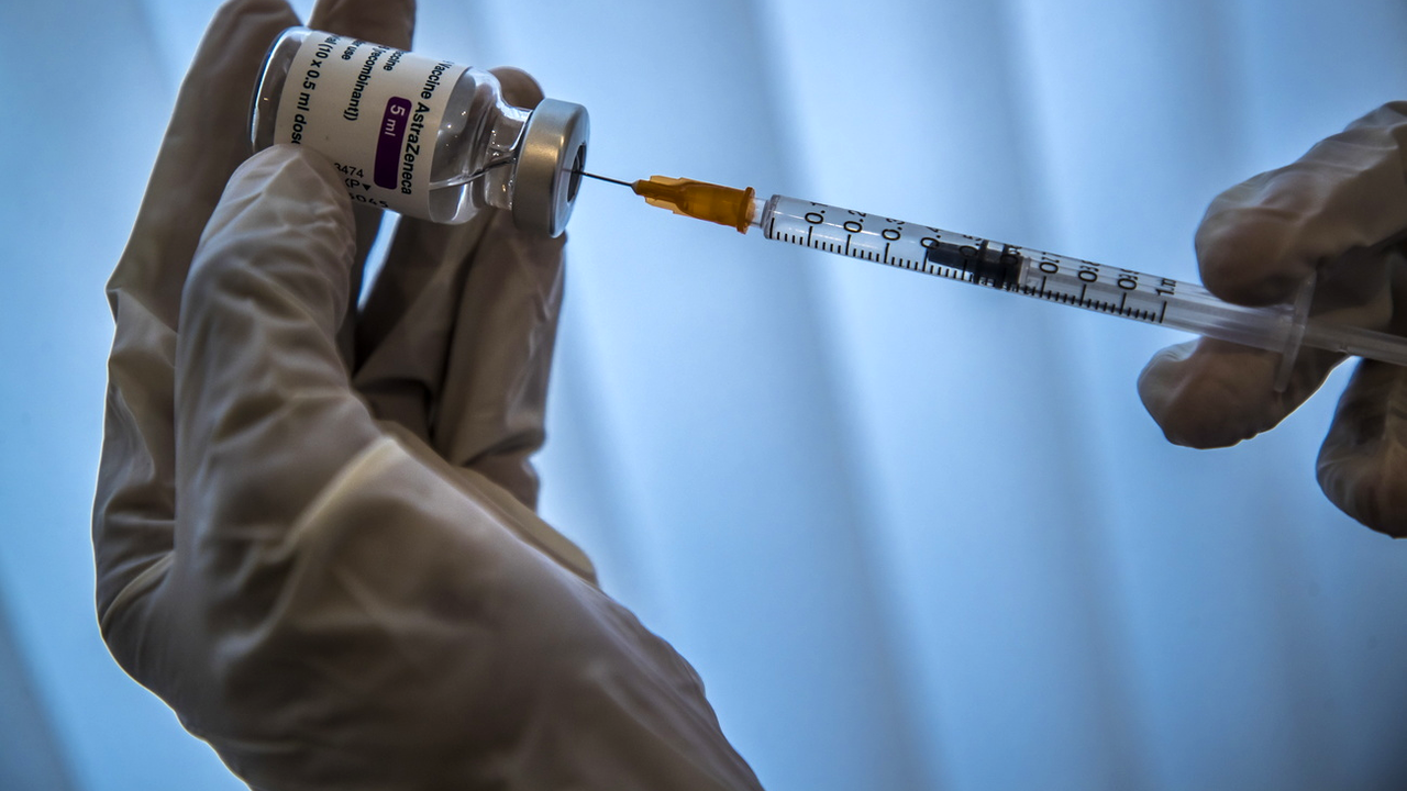 Une personne prépare un vaccin contre le Covid, le 26 février 2021. [EPA/Keystone - Christophe Petit-Tesson]