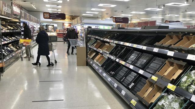 Des étalages vides dans un supermarché à Belfast en Irlande du Nord, le 11 janvier 2021. [Keystone/AP - David Young]