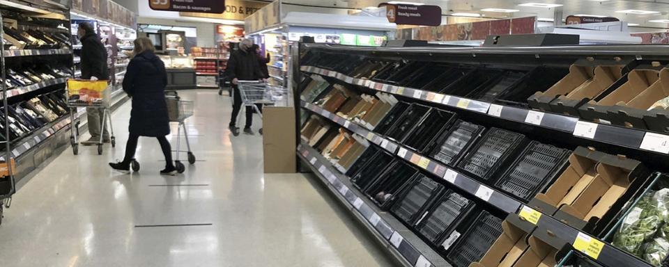 Des étalages vides dans un supermarché à Belfast en Irlande du Nord, le 11 janvier 2021. [Keystone/AP - David Young]