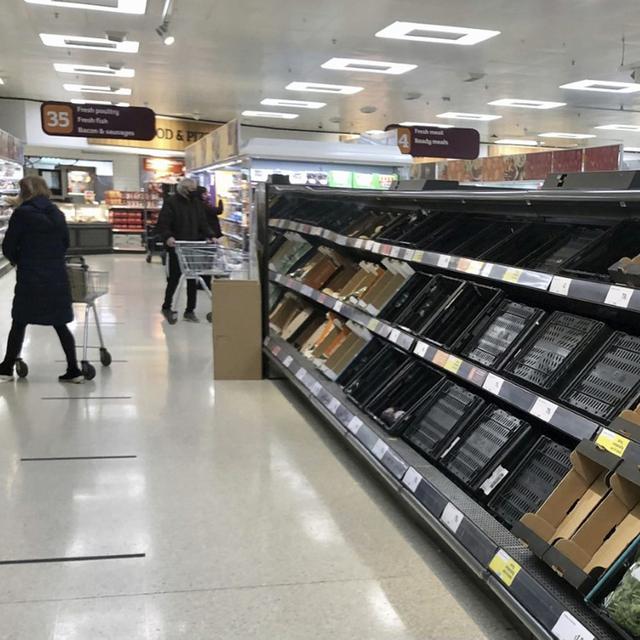 Des étalages vides dans un supermarché à Belfast en Irlande du Nord, le 11 janvier 2021. [Keystone/AP - David Young]