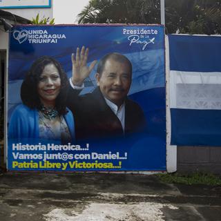 Une affiche de Daniel Ortega et Rosario Murillo. [EPA/Keystone - Jorge Torres]