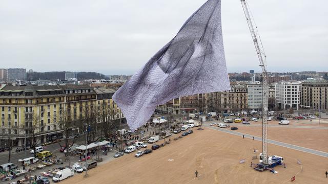 A Genève, un oeil géant flotte samedi au-dessus de la plaine de Plainpalais pour alerter les dirigeants sur l'urgence d'agir face aux changements climatiques. [KEYSTONE - LAURENT DARBELLAY]