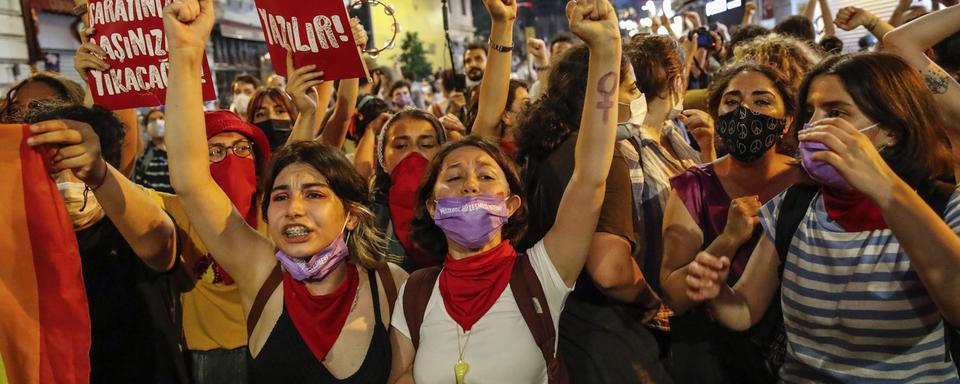 Des femmes sont descendues dans les rues d'Istanbul pour protester contre le retrait de la Turquie d'un traité les protégeant. [Keystone - AP Photo/Kemal Aslan]