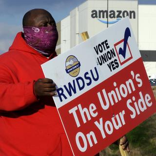 Une personne porte un panneau indiquant à voter oui pour rejoindre le syndicat. [Keystone - AP/Jay Reeves]