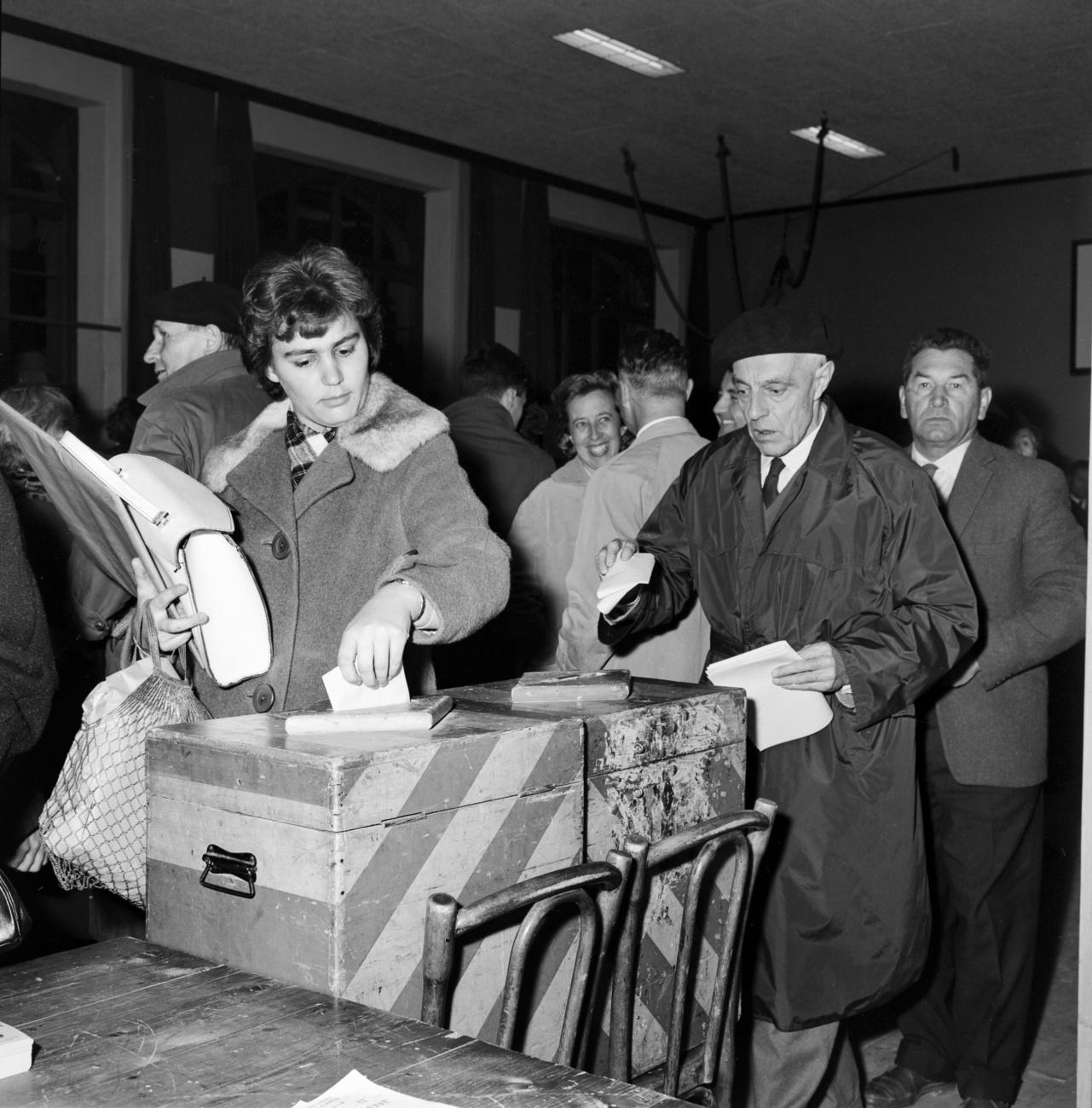En novembre 1961, pour la première fois en Suisse, les femmes peuvent voter et être élues au Grand Conseil genevois. [Keystone/Photopress-Archiv - STR]