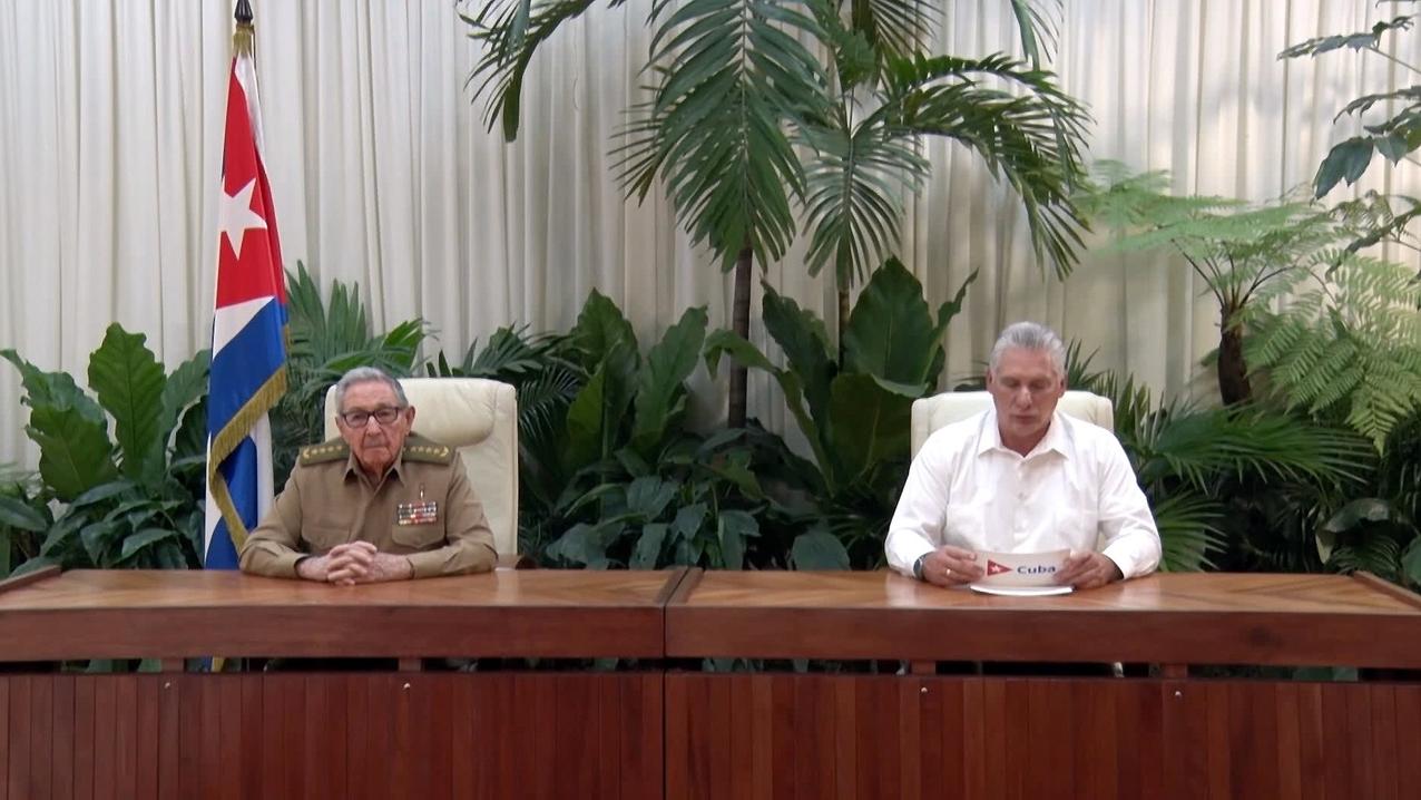 Le président cubain, Miguel Díaz-Canel (à droite) fait un discours à côté de Raúl Castro, ancien président. La Havane, le 1er janvier 2021. [Keystone/epa - Cuban Television]