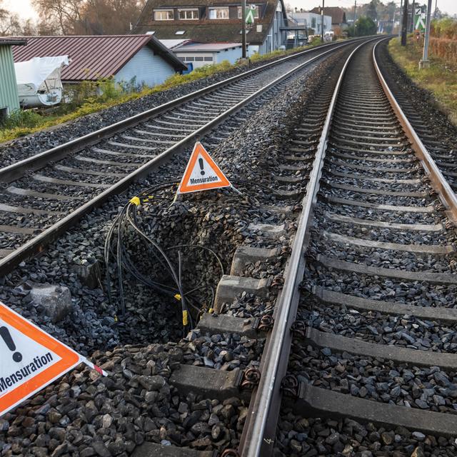 Mercredi matin 10 novembre, le trafic ferroviaire était toujours interrompu entre Genève et Lausanne, à la hauteur de Tolochenaz (VD). [Keystone - Jean-Christophe Bott]