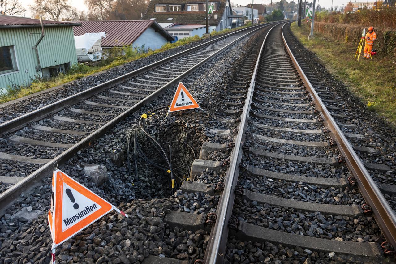 Mercredi matin 10 novembre, le trafic ferroviaire était toujours interrompu entre Genève et Lausanne, à la hauteur de Tolochenaz (VD). [Keystone - Jean-Christophe Bott]