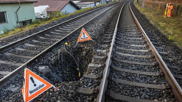 Mercredi matin 10 novembre, le trafic ferroviaire était toujours interrompu entre Genève et Lausanne, à la hauteur de Tolochenaz (VD). [Keystone - Jean-Christophe Bott]