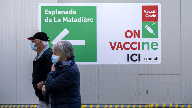 L'entrée du centre de vaccination de l'Esplanade de la Maladière, à Neuchâtel, le 12 mai 2021. [Keystone - Jean-Christophe Bott]