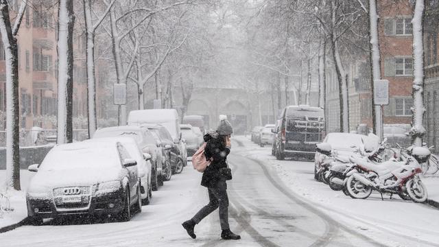 De la neige jusqu'en plaine ce vendredi, ici à Zurich. [Keystone - Ennio Leanza]