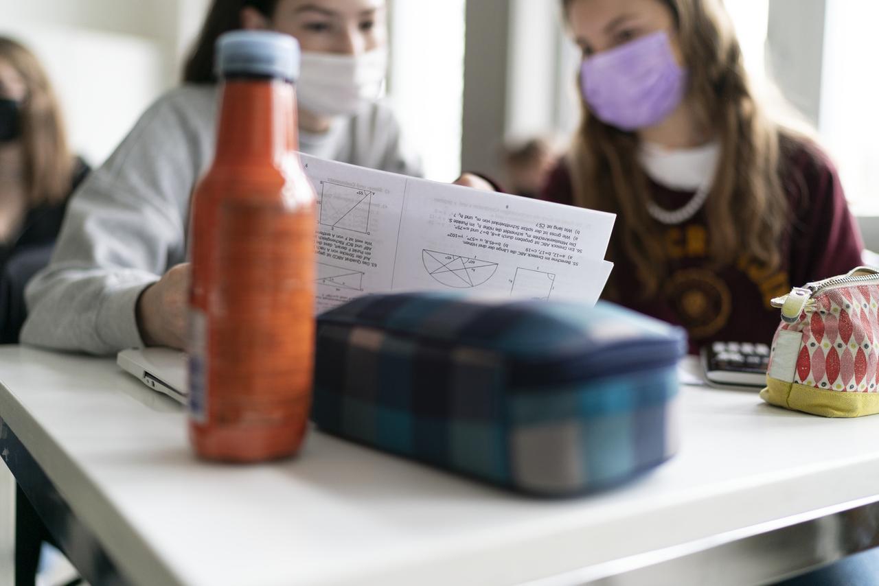 Les écoliers fribourgeois de 12-15 enfants devront remettre le masque au moins jusqu'à Noël. [Keystone - Gaetan Bally]