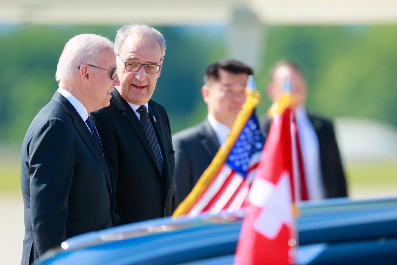 Joe Biden et Guy Parmelin sur le tarmac de Cointrin. [Keystone - Denis Balibouse]