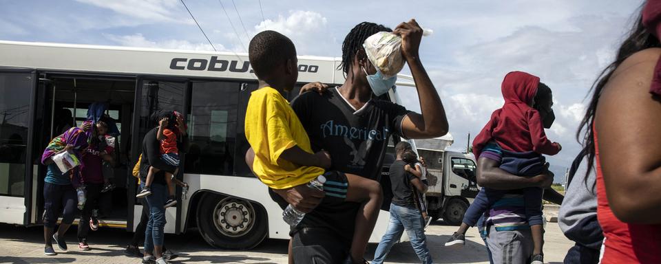 Plus de 300 migrants ont atterri dimanche à l'aéroport de Port-au-Prince. [Keystone/AP - Rodrigo Abd]