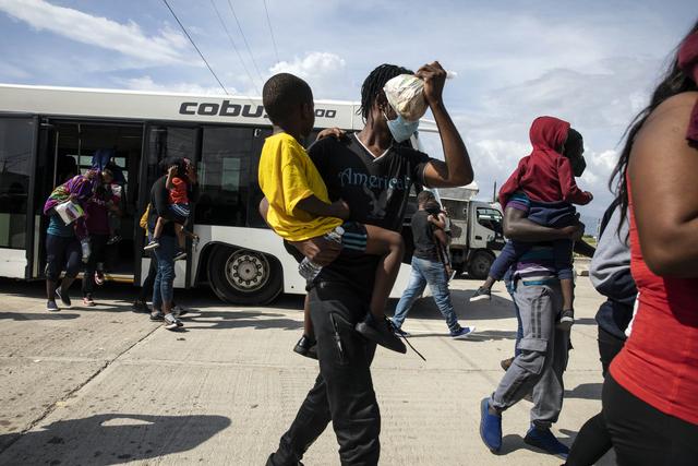 Plus de 300 migrants ont atterri dimanche à l'aéroport de Port-au-Prince. [Keystone/AP - Rodrigo Abd]