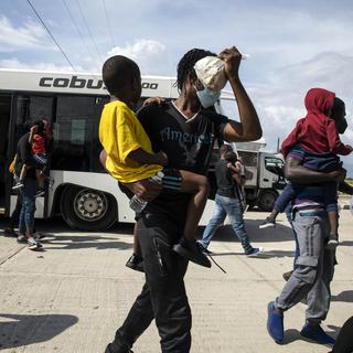 Plus de 300 migrants ont atterri dimanche à l'aéroport de Port-au-Prince. [Keystone/AP - Rodrigo Abd]