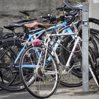 Des vélos stationnés sur un porte vélo (image d'illustration). [Keystone - Laurent Gillieron]