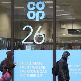 Vitrine publicitaire annoncant conférence sur le climat COP26 à Glasgow. Il est écrit: "The climate event where everyone can do their bit". [AP Photo/ Keystone - Scott Heppell]