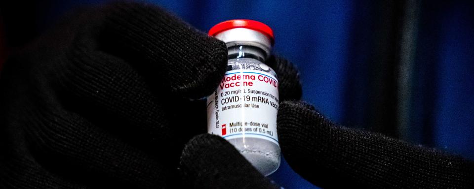 Le vaccin contre le Covid-19 de Moderna photographié aux Pays-Bas, le 11 janvier 2021. [Keystone/EPA - Rob Engelaar]