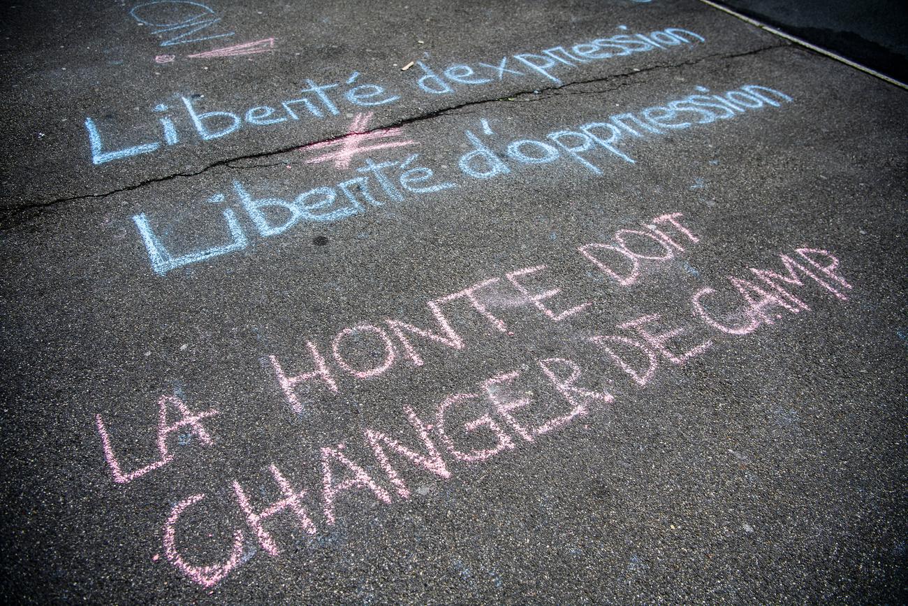 Mardi à Fribourg, des inscriptions à la craie ont été dessinées devant le siège de La Liberté pour dénoncer la lettre publiée dans le journal. [KEYSTONE - Jean-Christophe Bott]