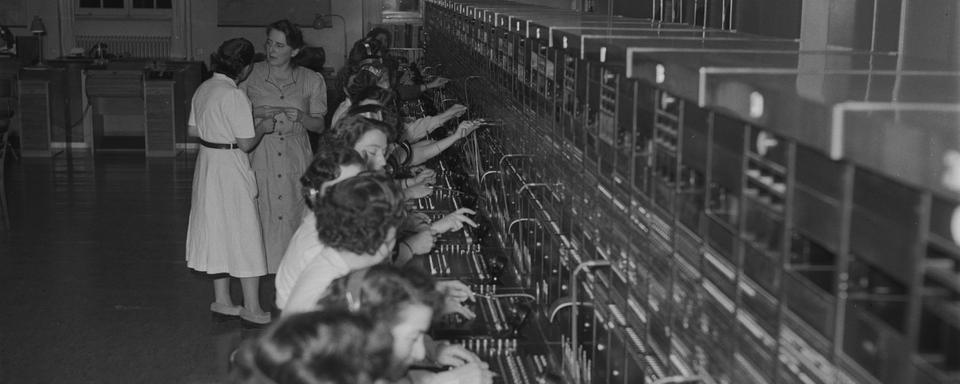 Téléphonistes bénévoles pour la Chaîne du Bonheur en 1951. [RTS - ASL]