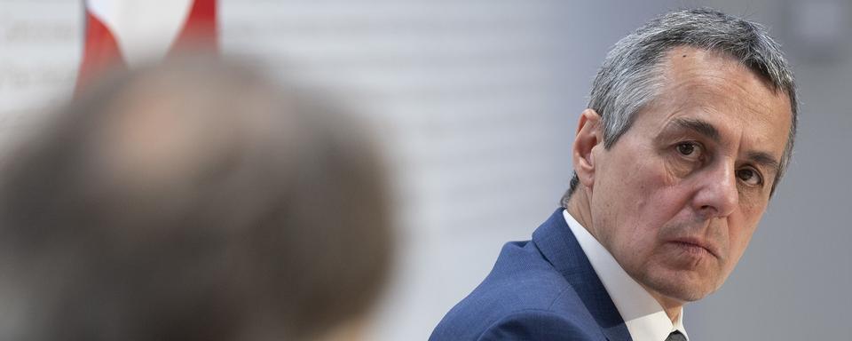 Le conseiller fédéral Ignazio Cassis écoute Mario Gattiker, secrétaire d'Etat à la Migration. Berne, le 24 août 2021. [Keystone - Peter Schneider]