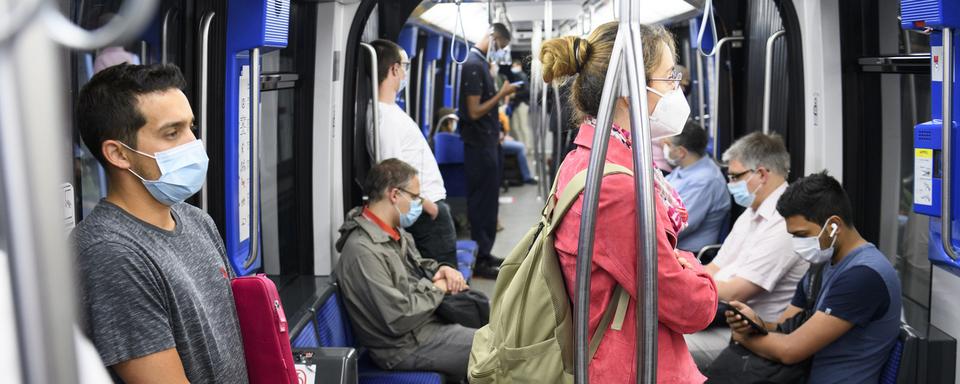 L'Office fédéral de la Santé Publique demande aux cantons de maintenir à long terme les mesure de préventions. [Keystone - Laurent Gillieron]