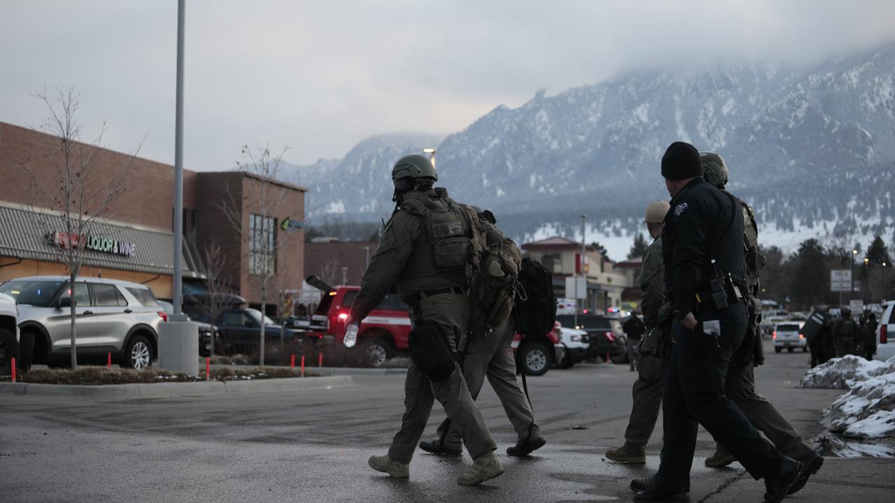 Des policiers devant le supermarché où un forcené a tiré sur des personnes présentes. Boulder, Colorado, le 22 mars 2021. [Keystone/AP photo - Joe Mahoney]