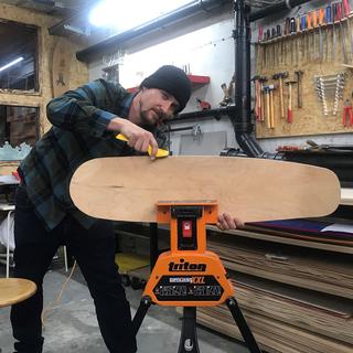 Rémy de Sinner, l'un des deux fondateurs de l'atelier La Pyantse qui fabrique des planches de skateboard à Chénens, dans le canton de Fribourg. [RTS - Théo Chavaillaz]