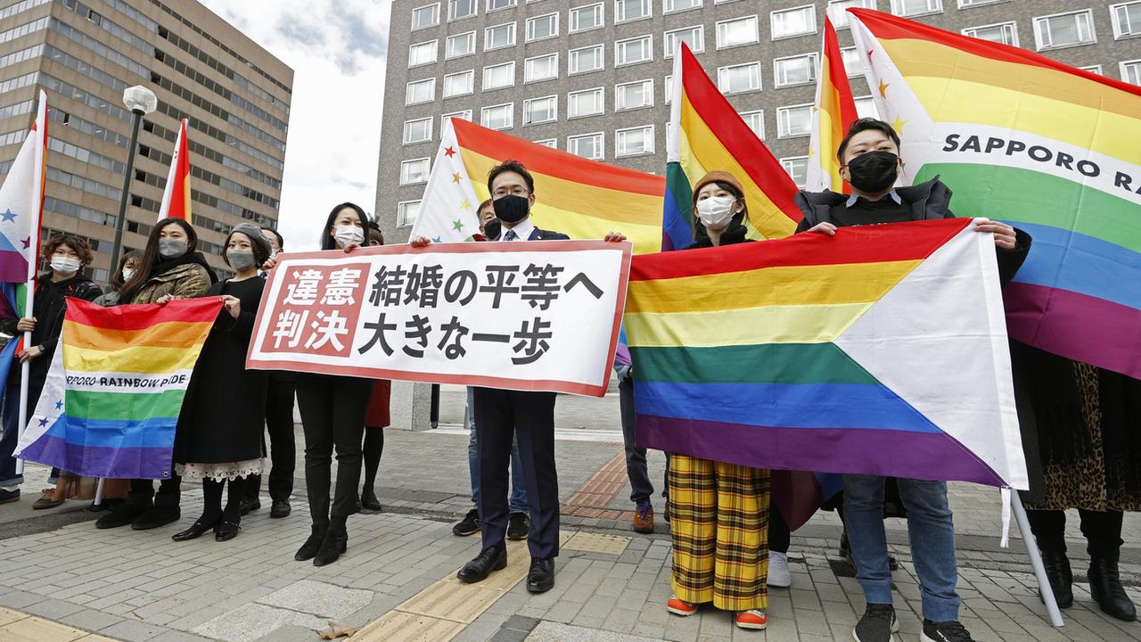 Les avocats des plaignants de Sapporo ont hissé devant le tribunal une banderole saluant sa décision sur l'anticonstitutionnalité du non respect du mariage homosexuel. [Keystone - Yohei Fukai/Kyodo News via AP]