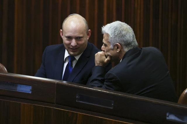 Naftali Bennett (à gauche) et Yair Lapid (droite) en pleines tractations. [Keystone/EPA - Ronen Zvulun]